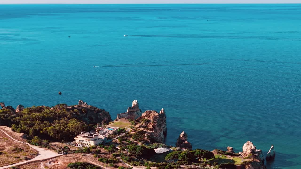 Vista sulla costa della regione dell'Algarve in Portogallo con acqua cristallina