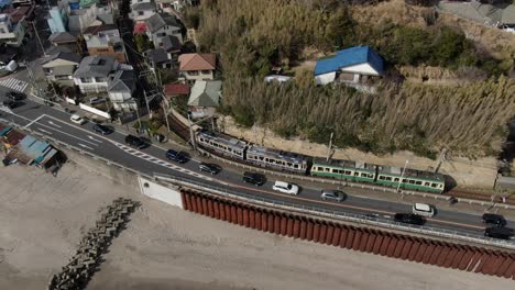 Un-Tren-Corriendo-Por-El-Mar