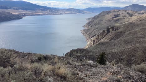 Kamloops-Lake-Enthüllt:-Eine-Fesselnde-Panoramaaufnahme-Von-Den-Höhen-Des-Battle-Bluff