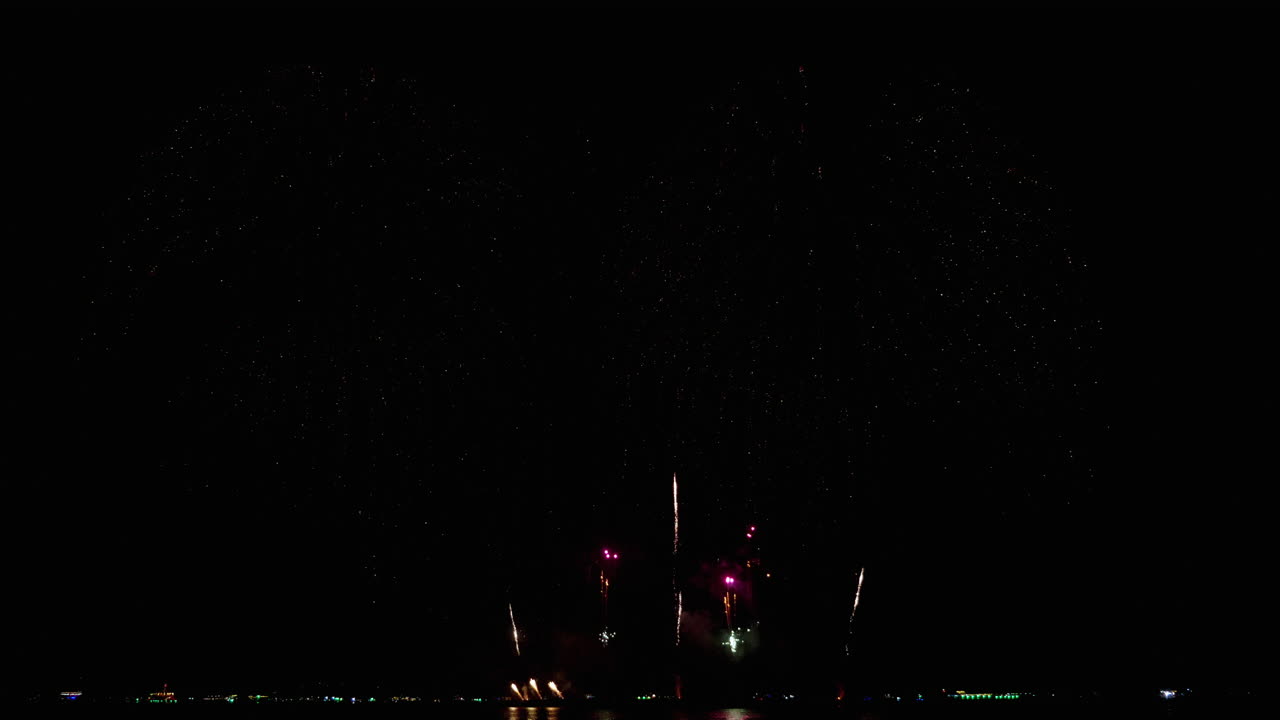 técnicas pirotécnicas en exhibición durante el festival internacional de fuegos artificiales de pattaya 2023, en la provincia de chonburi en tailandia