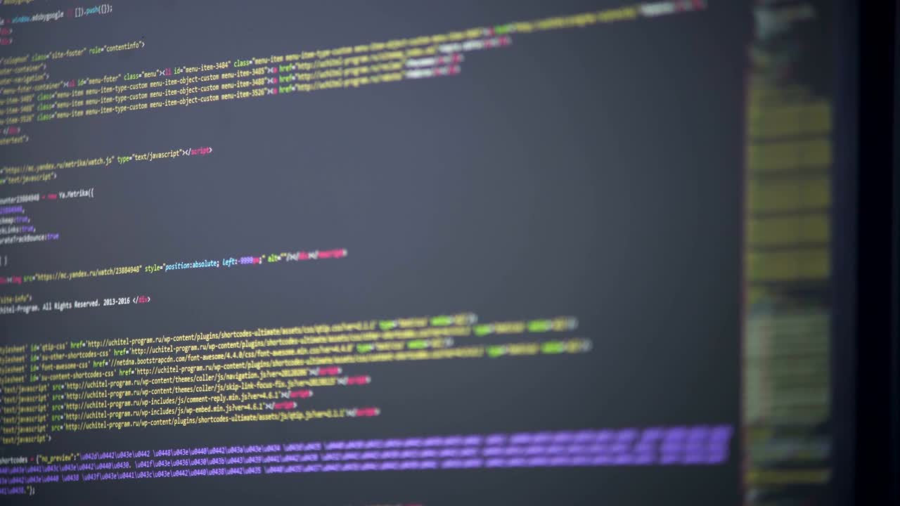 código de programa que se mueve en una pantalla de computadora