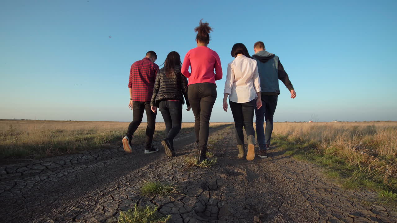 들판에서 고 있는 친구들