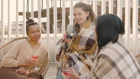 Un-Agradable-Grupo-Multicultural-De-Tres-Chicas-Hablando-Y-Bebiendo-Vino