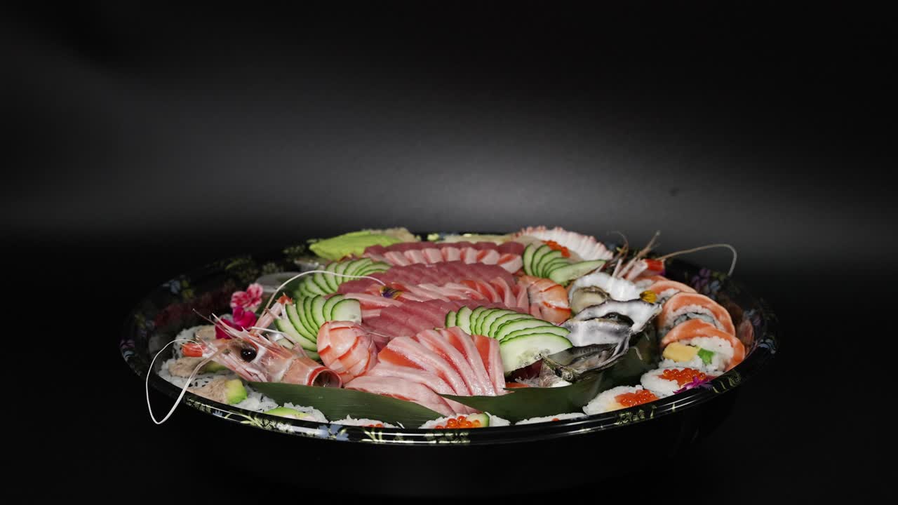 접시에 수시를 순차적으로 첨가하는 것.