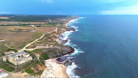 Vista-Aérea-De-La-Costa-Escarpada,-Olas-Azules,-4k