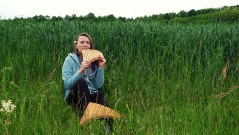 Eine-Junge-Frau-Spielt-In-Der-Natur-Panflöte