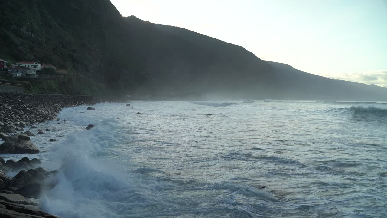 olas rompiendo en las rocas en la costa norte de la isla de madeiro, portugal