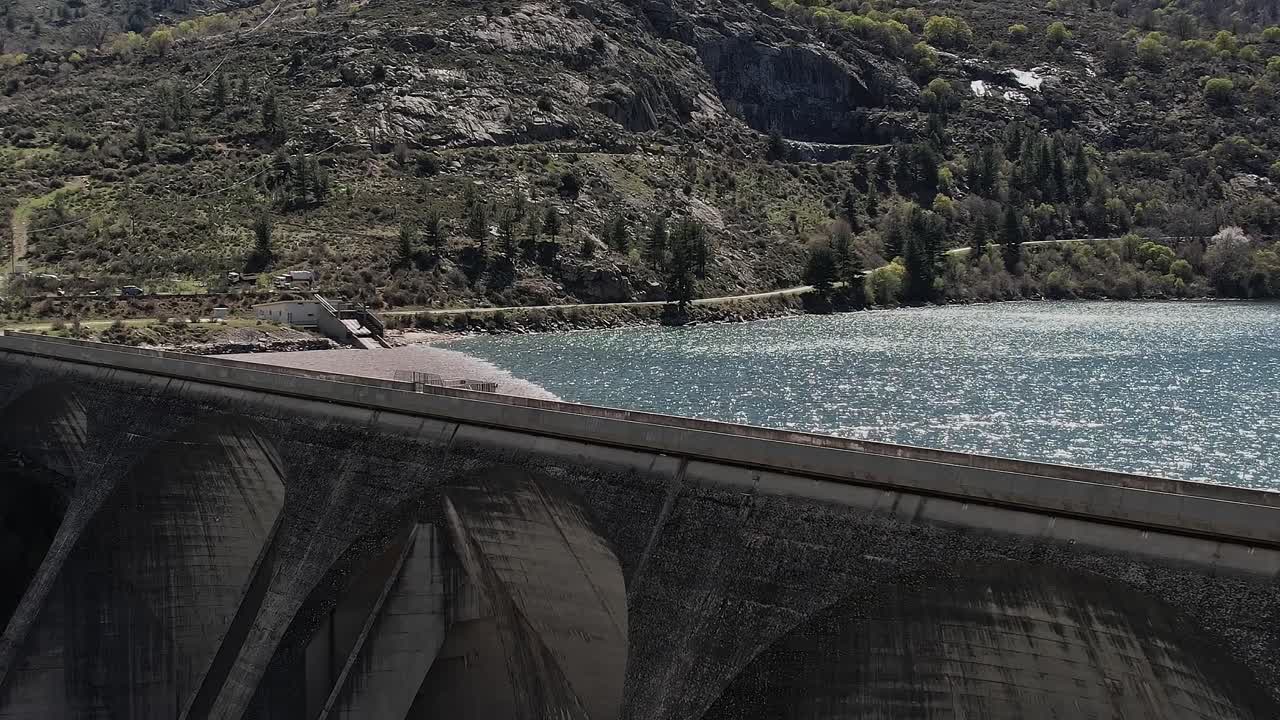Udsigt over en dæmning og en sø på Korsika, Frankrig, om dagen