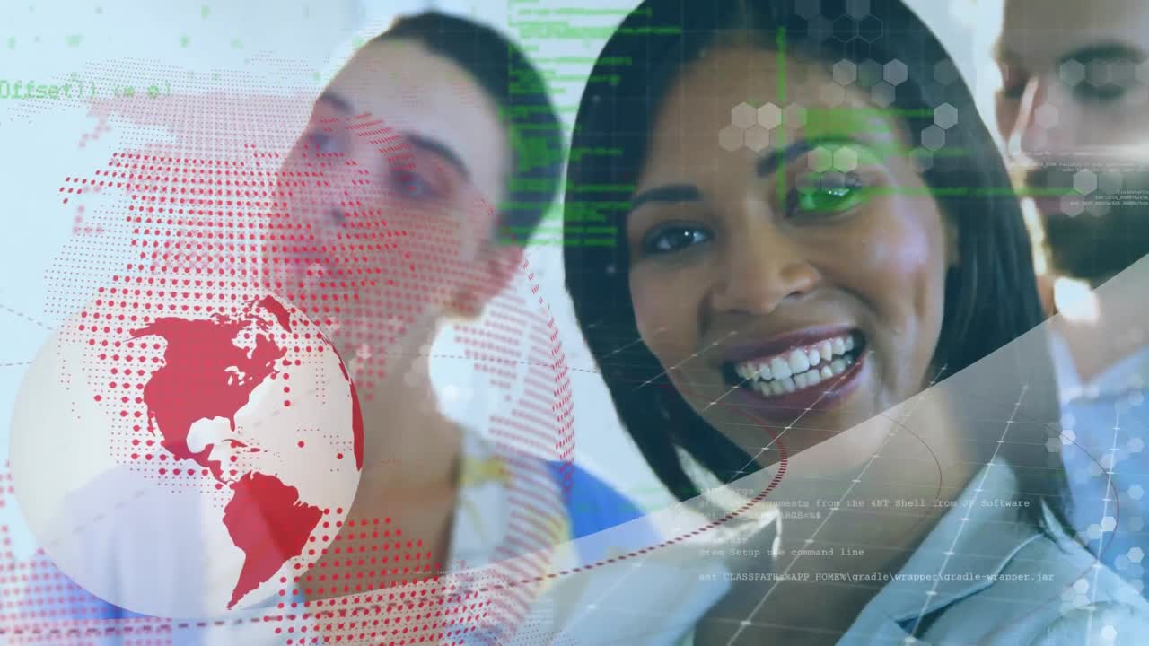 Animazione di un globo e elaborazione dati su colleghi d'affari sorridenti