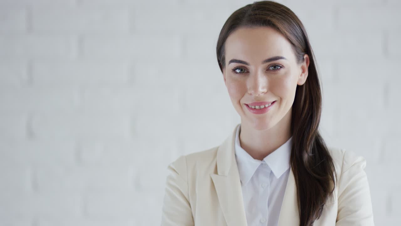 mujer confiada mirando a la cámara