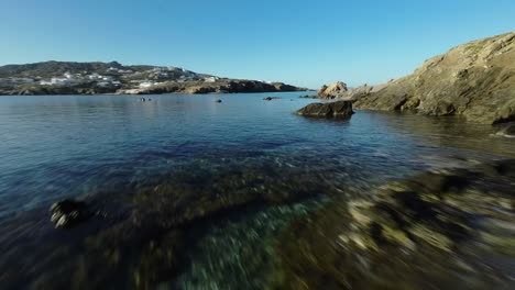 volando bajo sobre una isla en grecia en un día soleado