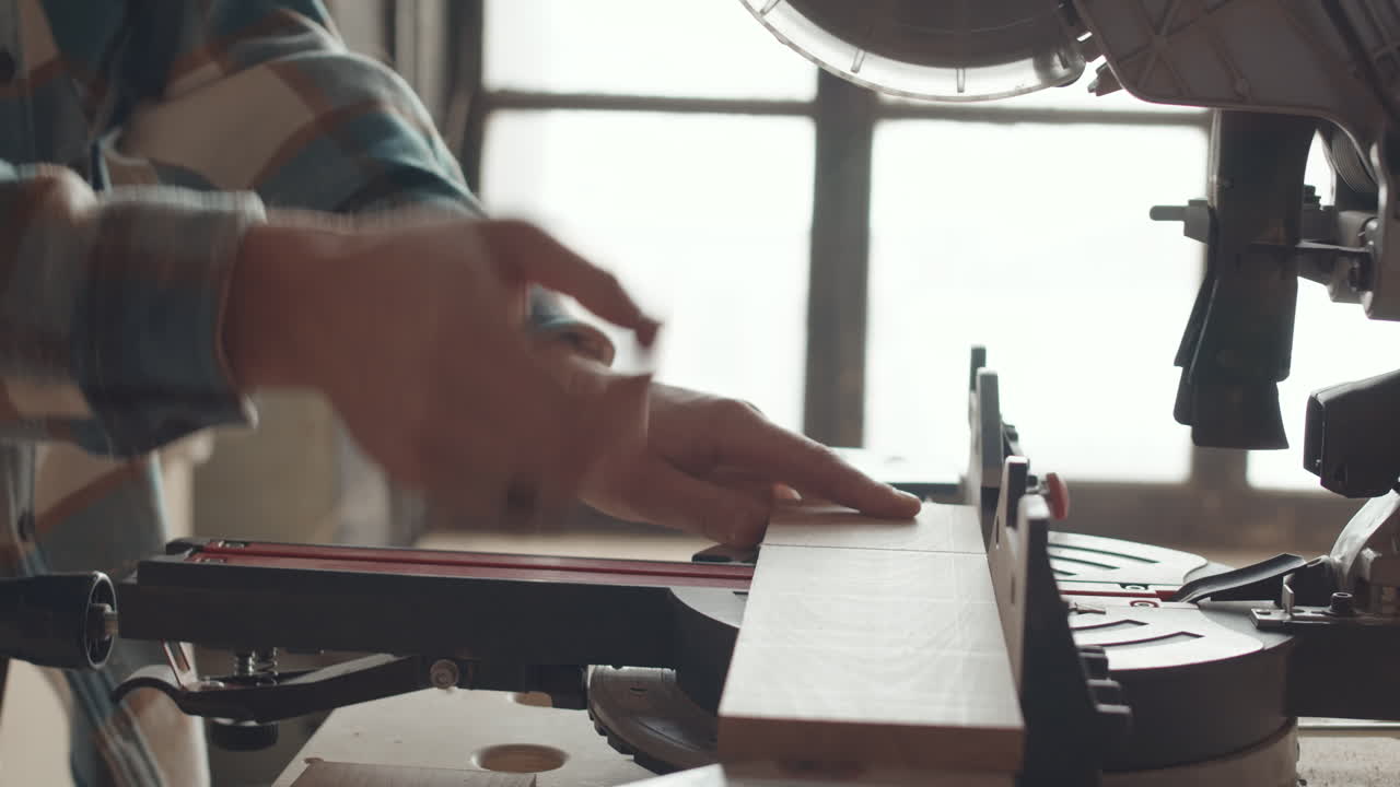 неузнаваемый плотник с помощью круговой пилы