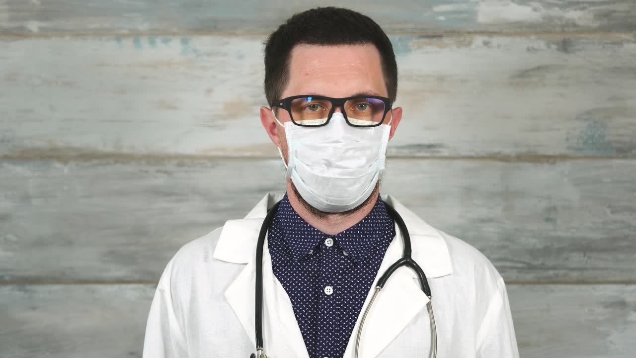 Médico con mascarilla y gafas