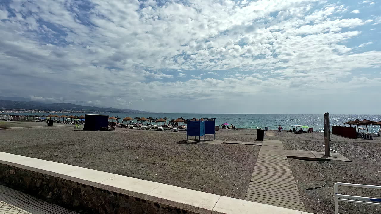 la playa de málaga, españa, es impresionante, con sillas y sombrillas con vistas al vasto océano.