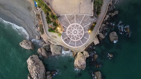 nerja balcon de europa en malaga, costa del sol, andalucia, españa - antena 4k birdseye zoom out