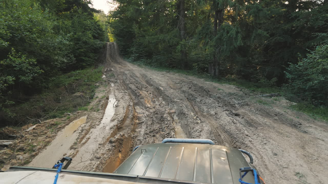 conducción todoterreno extrema y charcos safaris todoterreno en el bosque