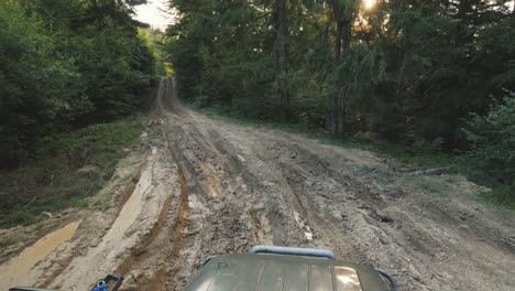 Extreme-Offroad-Fahrten-Und-Pfützen-Offroad-Safaris-Im-Wald