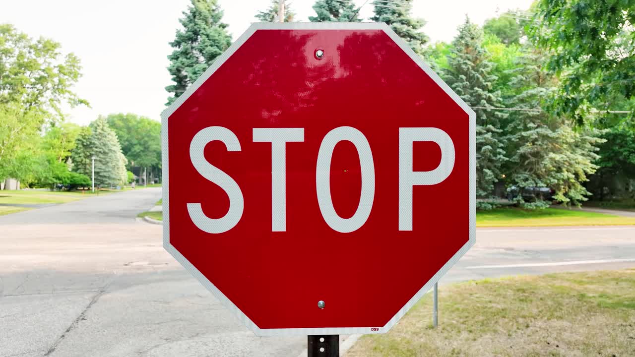 cerca de una señal de parada estadounidense en rojo brillante