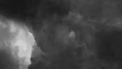 volando en una tormenta de tornado en nubes y relámpagos