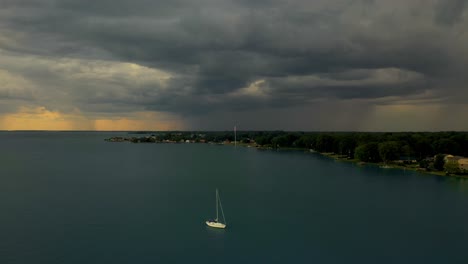 Segelboot-Vor-Anker,-Während-Sturm-über-Den-See-Rollt