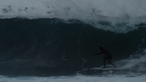 Surfer-Taucht-Auf-Einer-Hochleistungswelle-Mit-Offener-Oberfläche-Ab,-Die-Sich-Im-Winter-Beim-Brechen-Und-Spritzen-Von-Unten-Dreht