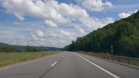 Una-Vista-De-La-Carretera-Mientras-Se-Conduce-Durante-El-Día-En-Verano