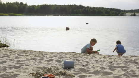 niños jugando en la playa.