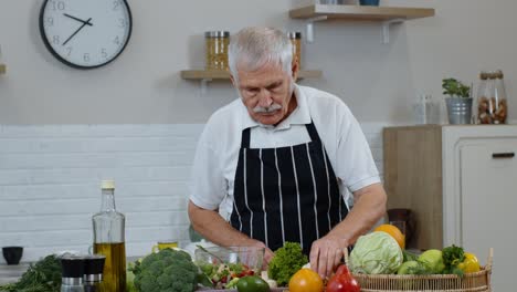 Ältere-Großeltern-Im-Kücheninnenraum.-Ältere-Frau-Und-Mann-Kochen-Salat-Mit-Frischem-Gemüse