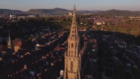 Luftdrehung-Und-Rückwärtsaufnahme-Des-Berner-Münsters-In-Der-Schweiz-Zur-Goldenen-Stunde