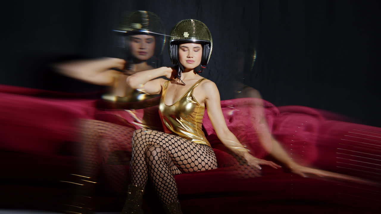 여성이 거울 공 토끼 귀로 포즈를 취합니다.