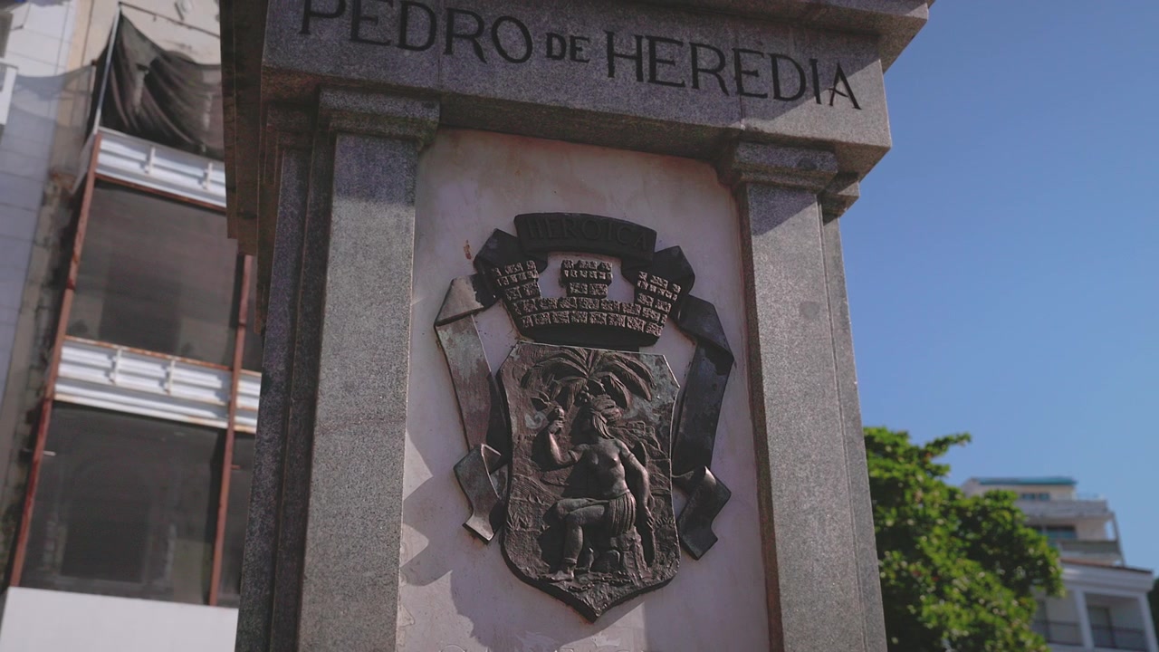 Placa de Pedro De Heredia na base da estátua, Cartagena, Colômbia.