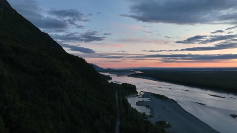 Malerischer-Sonnenuntergang-über-Fjord-Und-Bergautobahn-In-Anchorage,-Alaska,-Usa