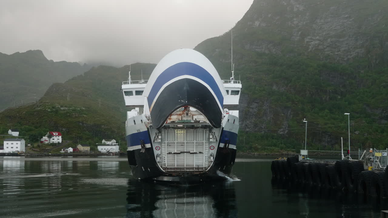 모스케네스, 노르웨이 의 구름진 여름 날 에 로포텐 섬 에 있는 앞쪽 문 을 열고 있는 자동차 페리