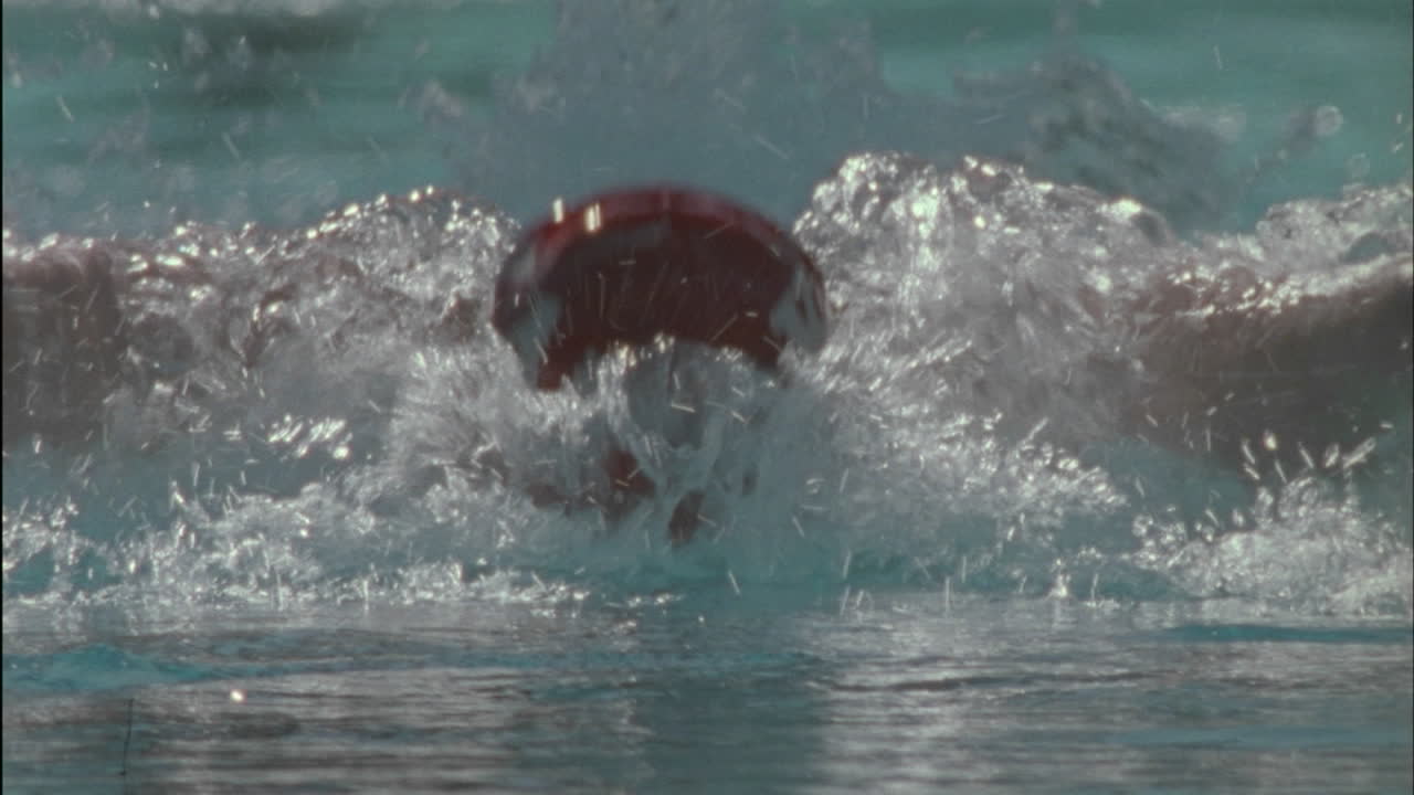 남자는 수영장에서 수영 1