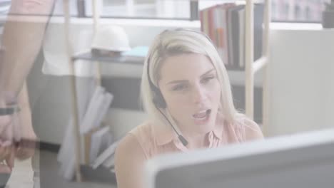 animación de una mujer de negocios caucásica en la oficina sobre la gente caminando y el paisaje urbano