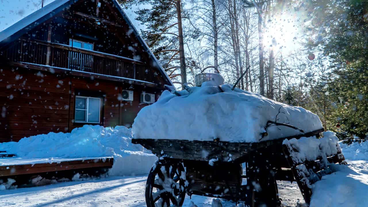 시네마그래프, 숲 속의 겨울의 빛 풍경과 집, 느린 아름다운 눈, 비디오 루프