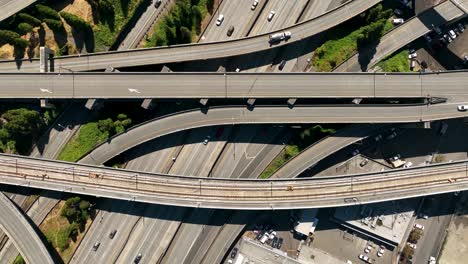 Overhead-Zeitraffer-Des-Verkehrs-Auf-Kreuzenden-Autobahnen