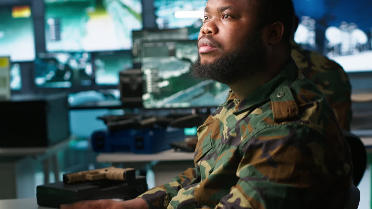 oficial haciendo tareas en la base militar, analizando movimientos