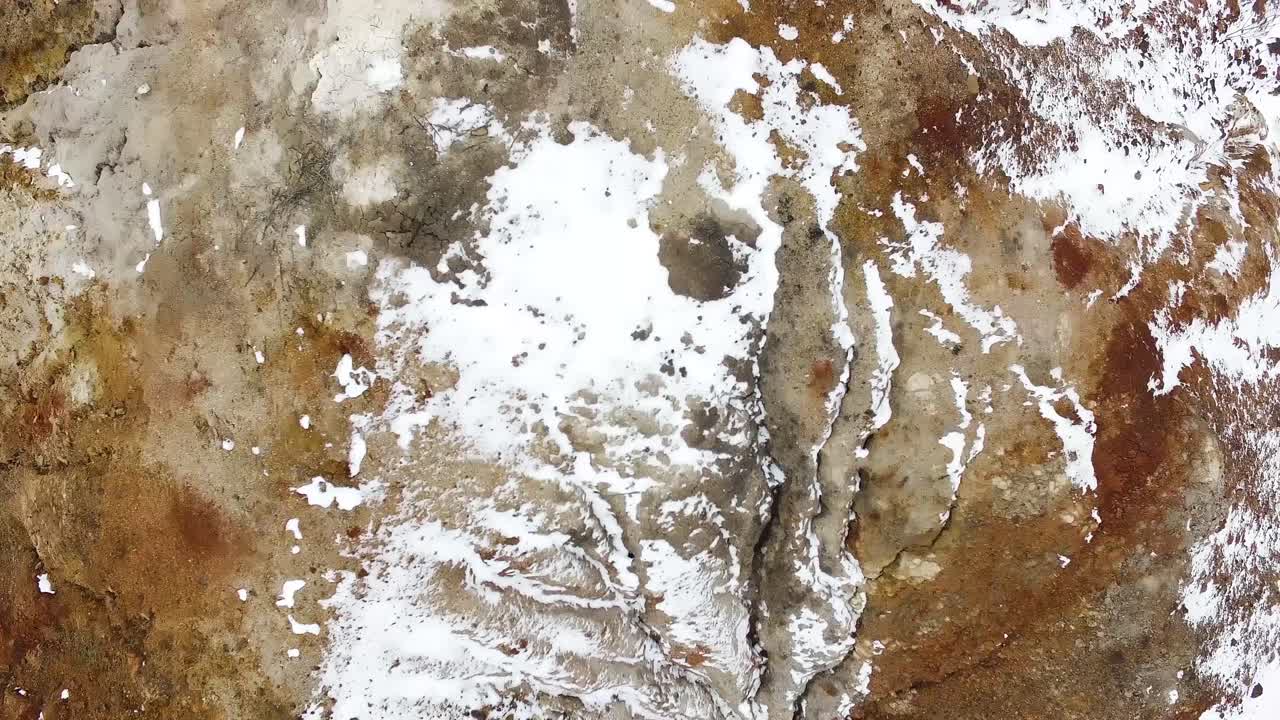 paisaje geotérmico de invierno con persona