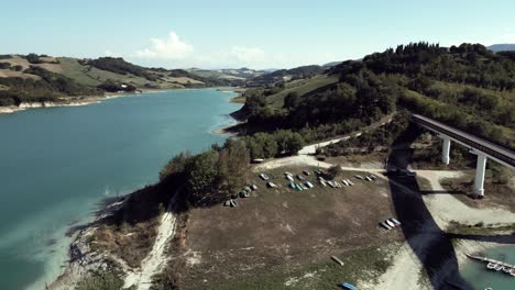 Un-Dron-Disparado-Desde-El-Lago-Cingoli-3