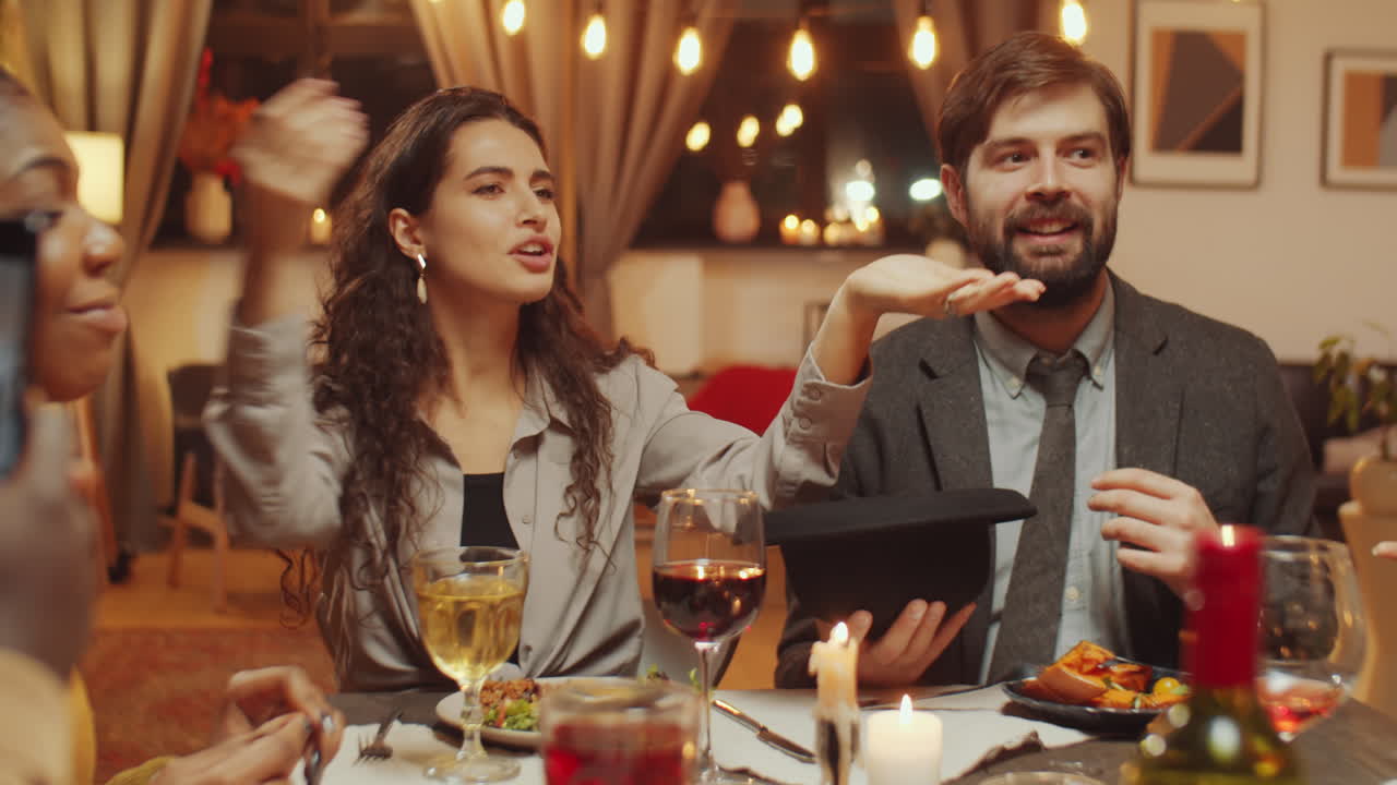 amigos jugando al juego del sombrero