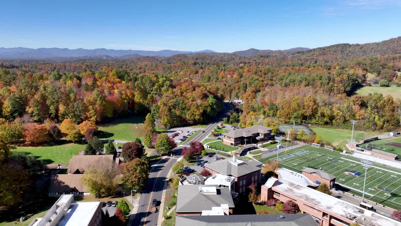 universidad de mars hill aérea sobre las montañas en otoño