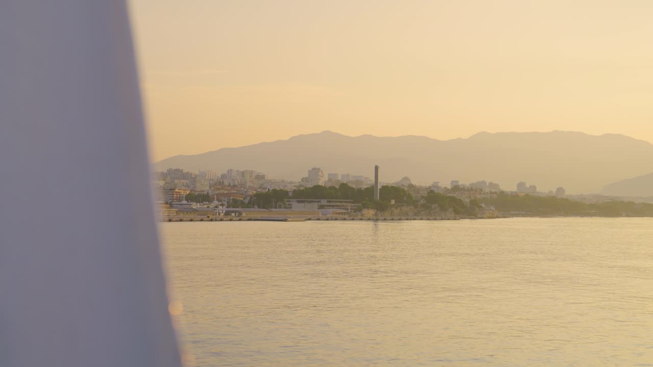 항구에 들어가는 페리에서 일출, 일몰 보기