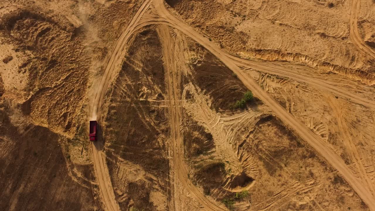 사막 이나 광산 의 길 에 있는 트럭 의 공중 사진