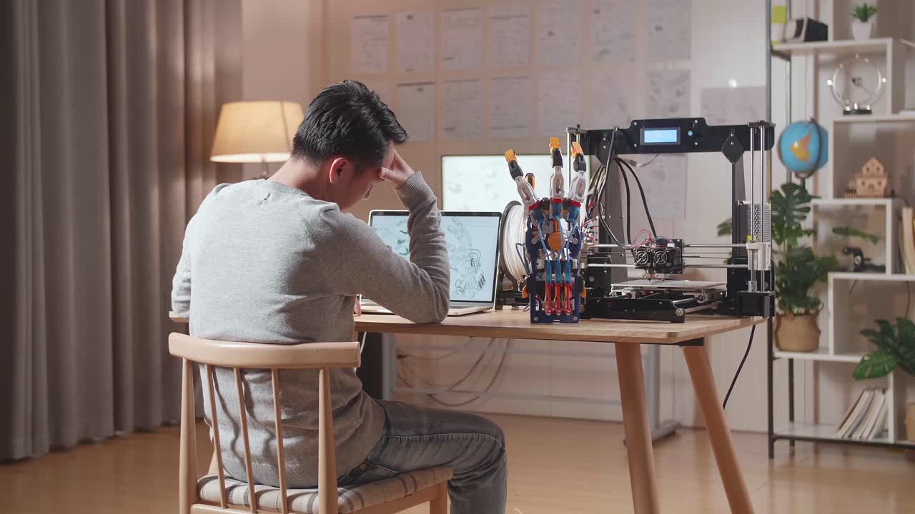 3d 프린팅 디자인에 초점을 맞춘 학생