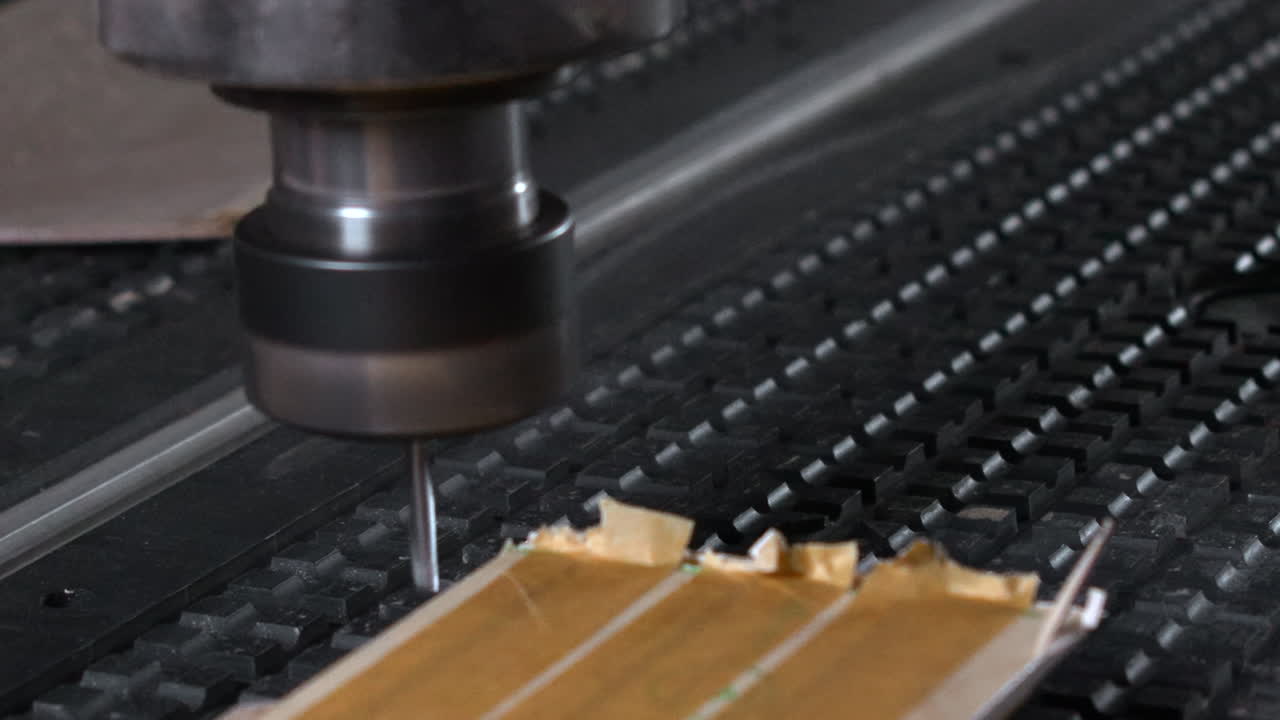 Macchina di fresatura CNC in funzione