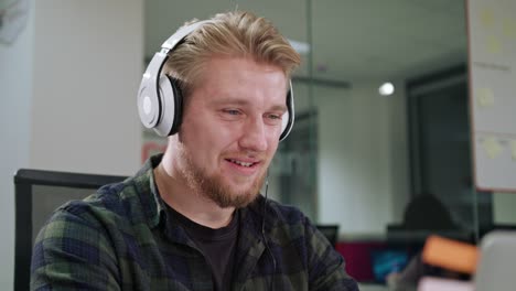 un joven escuchando música en el interior
