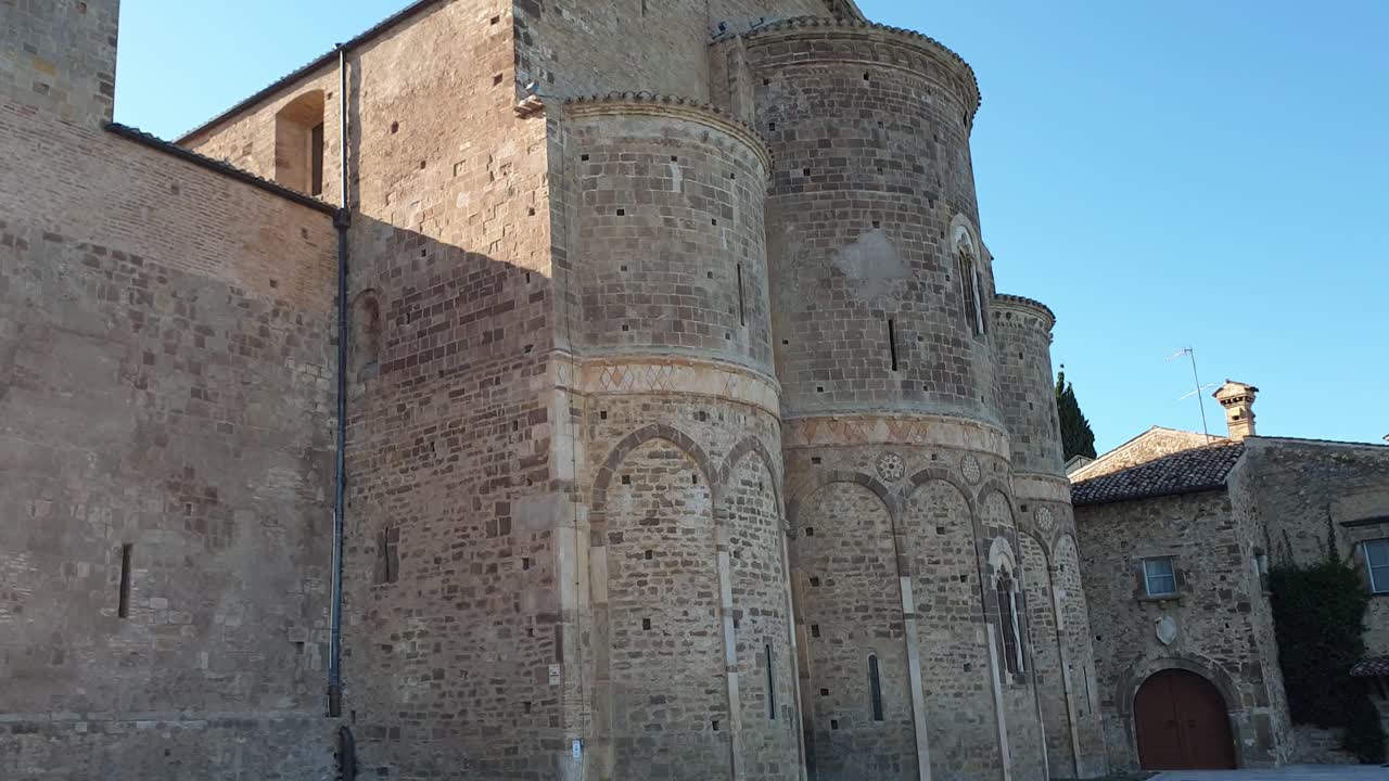 parte posterior de la abadía de san giovanni in venere con tres ábsides