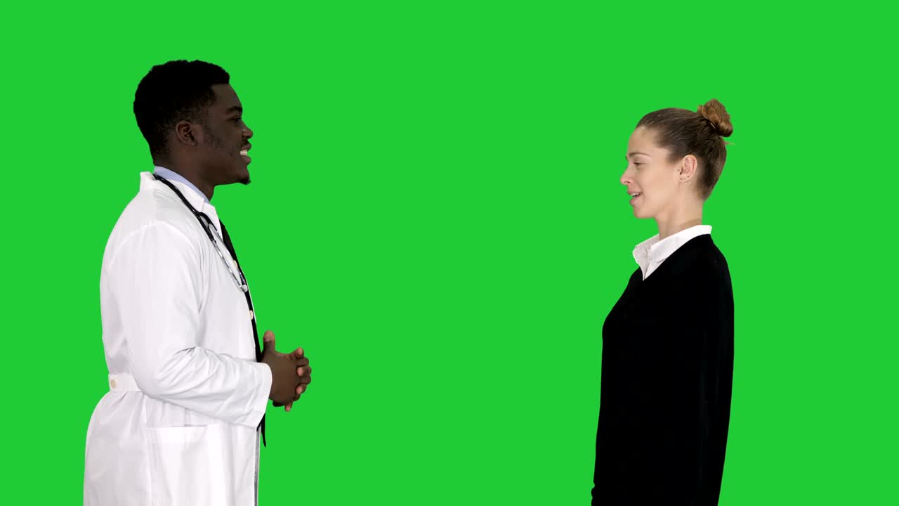 Médico com um paciente em uma tela verde, Chroma Key