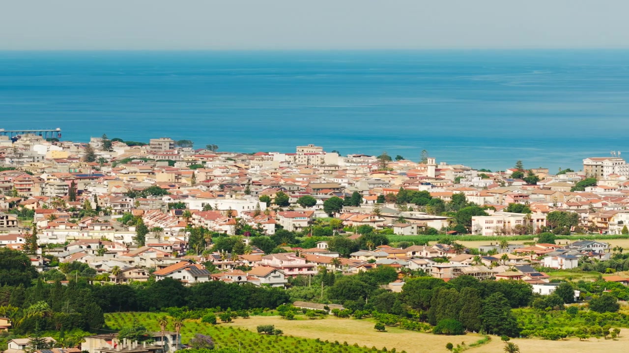 Vista panoramica di una cittadina costiera mediterranea sul mare